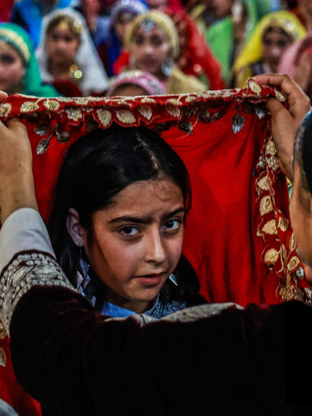 Kashmiri girls set a world record with performance of  Rauf: A kashmiri folk dance